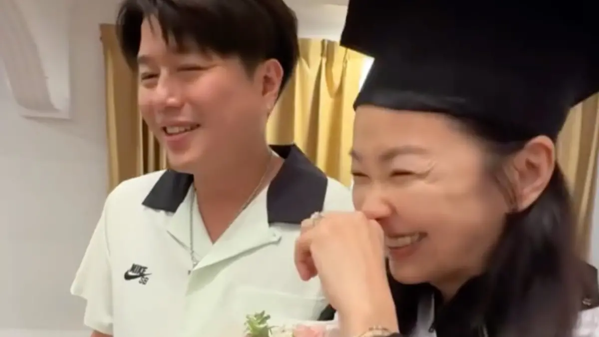 ▲女星六月（蔡君如，右）取得了台師大GF EMBA的學位，老公李易（左）和兒女也到現場觀禮，李易也暖心誇老婆非常優秀，並給大方給了六月一個吻。（圖／翻攝自李易臉書）