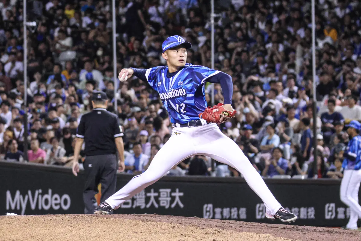 ▲富邦悍將12強國手江國豪本戰九局上復出，登板主投一局丟1分，富邦悍將則以2：7輸給樂天桃猿。（圖／記者朱永強攝，2025.06.14）