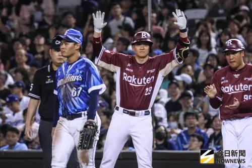 ▲張閔勛（中）本戰4安猛打賞拿到單場MVP。他笑說，今天比賽前不敢去找陳晨威打鬧，因為每個人都知道他有機會打破紀錄，賽後他也獻上擁抱安慰好友。（圖／記者朱永強攝，2025.06.14）