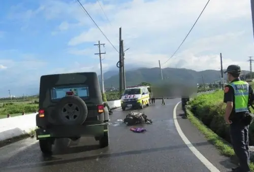 ▲ 14日上午軍車和機車在屏東縣車城鄉山腳路發生碰撞，32歲機車女騎士全身多處骨折，送醫後傷重不治。（圖／翻攝畫面）