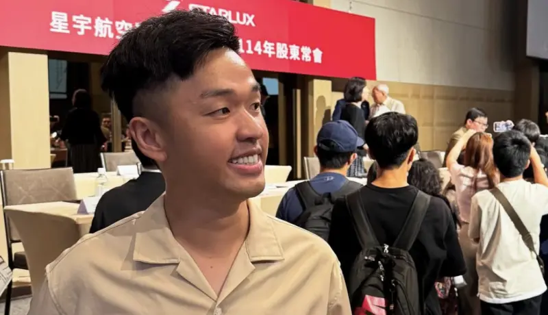 ▲男星香蕉昨（13）日出席星宇航空股東會，在台上直言自己因為座艙長曾讚許過他的表演，因此砸了百萬購買股票，讓董事長張國煒驚呼：「你怎麼那麼好騙？」（圖／IG bnn0705）