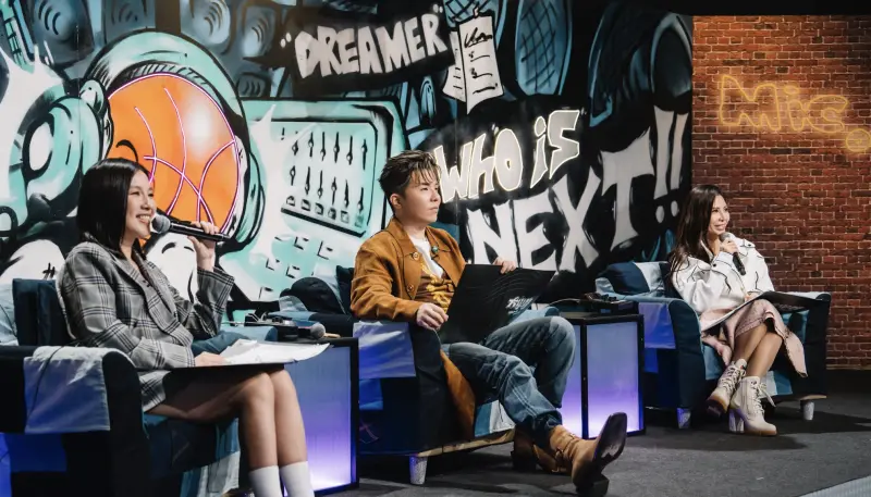 ▲歌唱節目《大學聲》今（14）日晚間迎來第10集，這集節目由《原子少年2》出身的HAKU踢館，沒想到竟當場點名同為《原子少年2》的守門員Howie，讓對方當場傻眼，而評審也相當期待兩人的對決。（圖／踢帕娛樂提供）