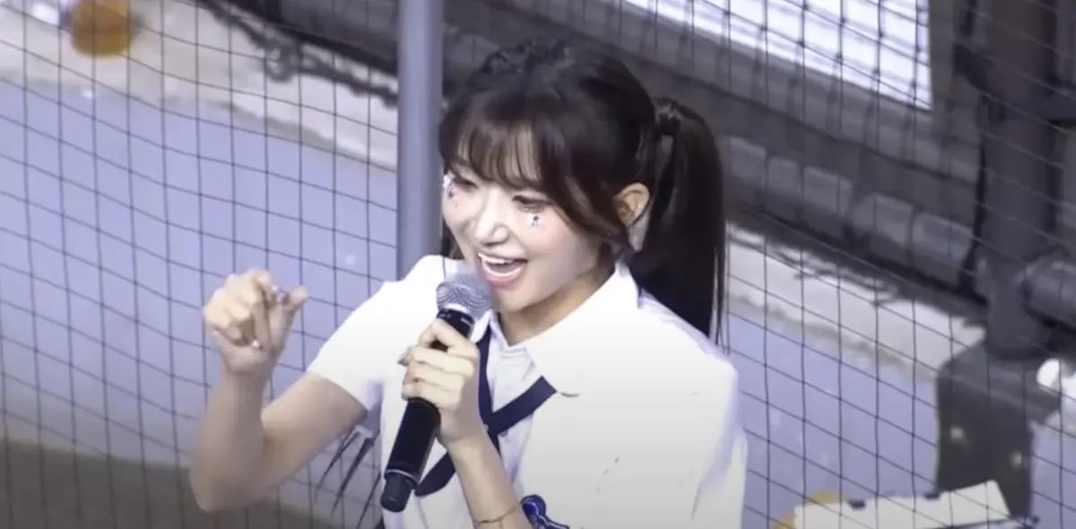 ▲富邦啦啦隊女神李珠珢（如圖）今（14）日擔任大巨蛋開球嘉賓，她也在中場驚喜獻唱TFBOYS的名曲〈青春修煉手冊〉，穿著學生制服搭配雙馬尾，讓粉絲看了全戀愛！（圖／翻攝自《NOWnews今日新聞》YouTube）