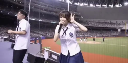 ▲李珠珢（右）穿著制服在大巨蛋獻唱〈青春修煉手冊〉。（圖／翻攝自《NOWnews今日新聞》YouTube）