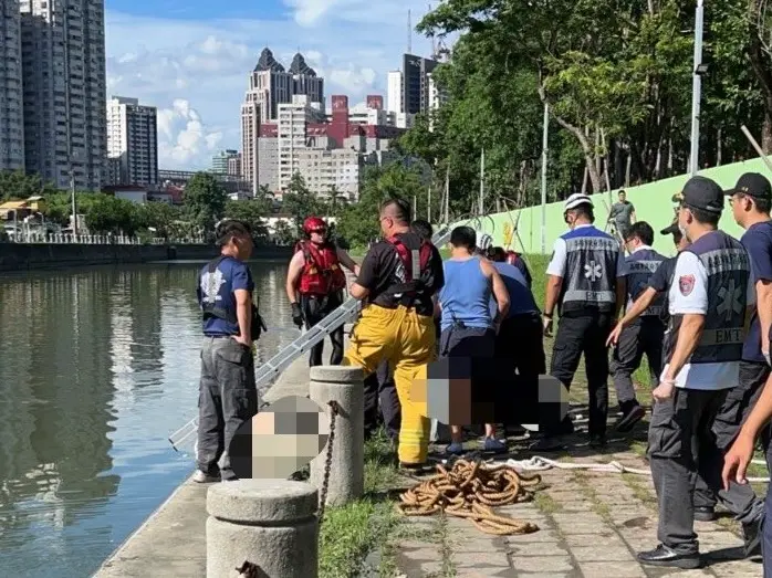 ▲ 事發於14日下午3點，民眾發現三民親子公園前愛河疑似有一名男性漂浮在水面，警消救起之後男子已經死亡。（圖／翻攝畫面）