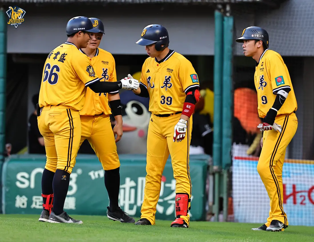 ▲中信兄弟黃韋盛（左）敲出致勝安打，賽後受到總教練平野惠一大讚。（圖／中信兄弟提供）