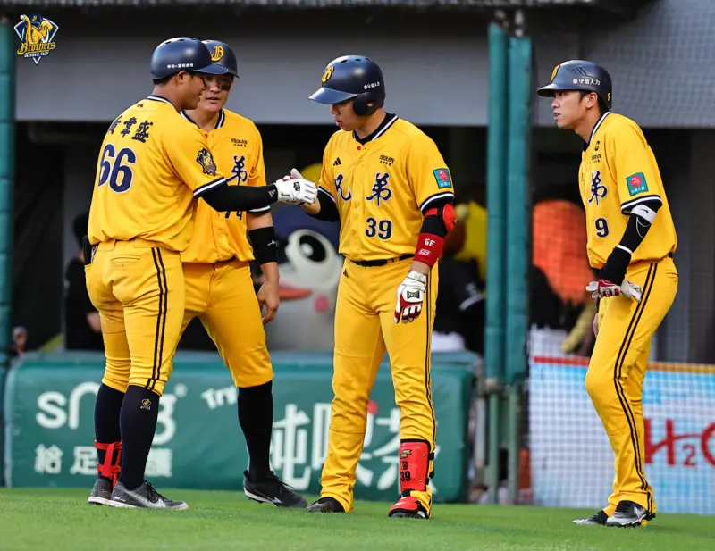 ▲中信兄弟黃韋盛（左）敲出致勝安打，賽後受到總教練平野惠一大讚。（圖／中信兄弟提供）