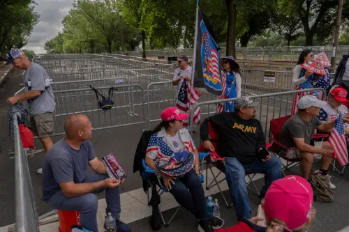 ▲美國時間14日一早，華府已有民眾等待入場參觀大閱兵相關活動儀式。（圖／美聯社／達志影像）