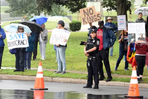▲美國各地舉辦多場「拒絕國王」（No Kings）抗議示威，圖為紐澤西抗議民眾。（圖／美聯社／達志影像）