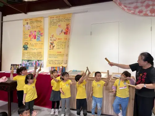 孩子們開心體驗傳統樂器-四塊仔(臺語發音),而認識傳統文化。(圖/國教署) ▲孩子們開心體驗傳統樂器-四塊仔(臺語發音),而認識傳統文化。(圖/國教署)