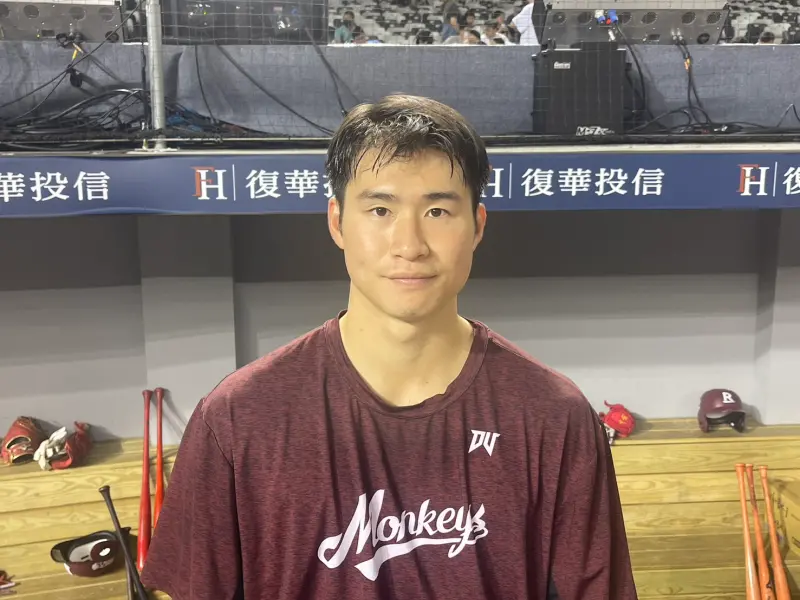 ▲昨戰賽前，宋嘉翔跟《NOWnews》聊到今年打擊改變，他透露有跟學長「偷學」打擊技巧，最大成長是感覺把投打對決這件事變得簡單，另外他也談到今年樂天桃猿捕手群，引進更多偏向美式的訓練，靈感來自於去年12強的冠軍捕手林家正。（圖／記者林子翔攝）