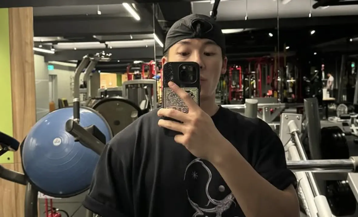 許光漢退伍倒數！曬健身照「壯碩肩膀」成亮點 意外撞衫章廣辰