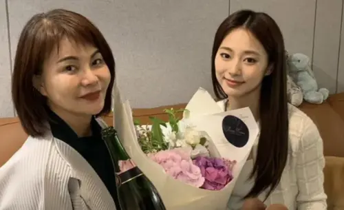 ▲周子瑜（右）和媽媽（左）一起慶生。（圖／翻攝自黃燕玲X）