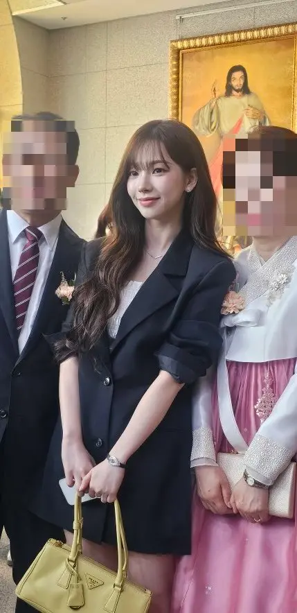 ▲Karina(如圖)低調身穿黑色裙裝且淡妝,仍難掩巨星風采。(圖/翻攝自X) ▲Karina(如圖)低調身穿黑色裙裝且淡妝,仍難掩巨星風采。(圖/翻攝自X)