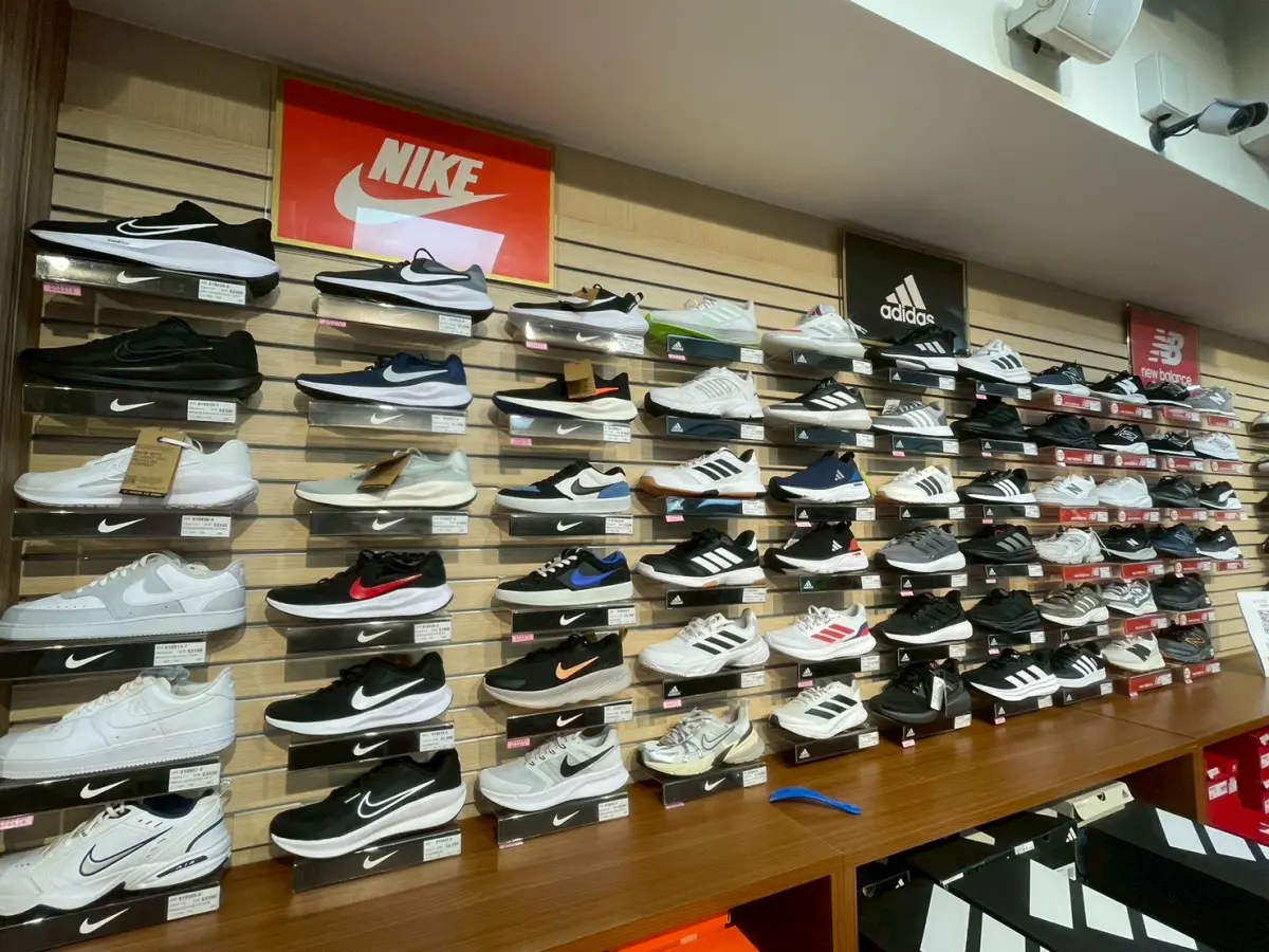 Nike、adidas不是買鞋首選！眾改穿這牌：年輕人超愛、走萬步不累