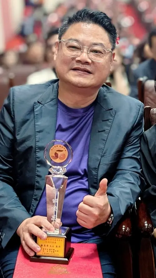 ▲陳明真的老公季忠平(如圖)將帶著雙胞胎兒子前往新加坡讀書。(圖/翻設自季忠平臉書) ▲陳明真的老公季忠平(如圖)將帶著雙胞胎兒子前往新加坡讀書。(圖/翻設自季忠平臉書)