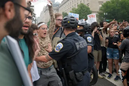 ▲反川團體在全美策劃近2000場遊行，主題多為「無王日」。（圖／美聯社／達志影像）