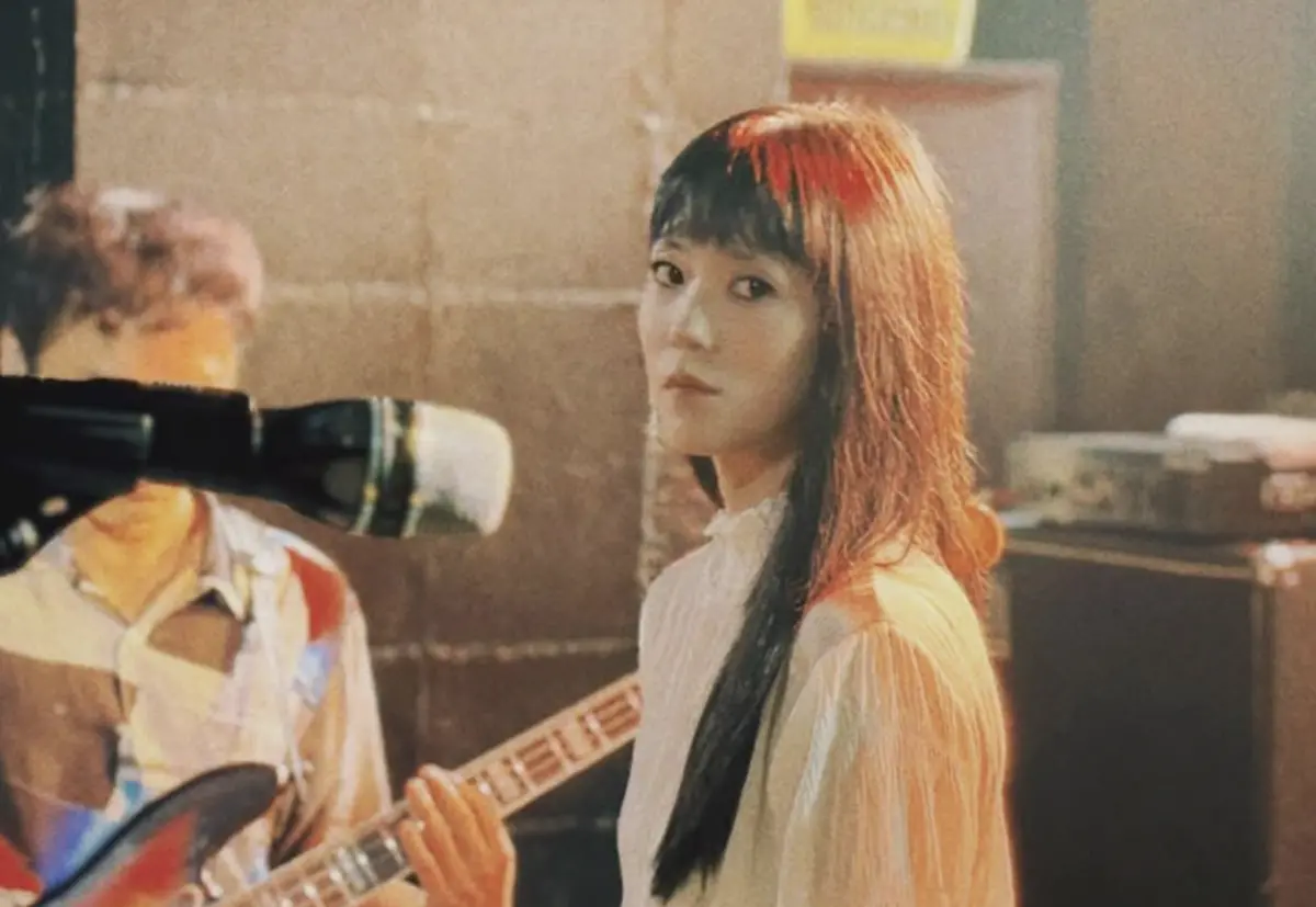 ▲曹雅雯爸爸去世，她在深夜發出近10年前出專輯時，爸媽錄給她的加油短片，坦言自己真的很愛爸爸，還寫道希望爸爸有空到夢裡來找她一起唱歌，讓粉絲都為她心疼不已。（圖／摘自曹雅雯IG）