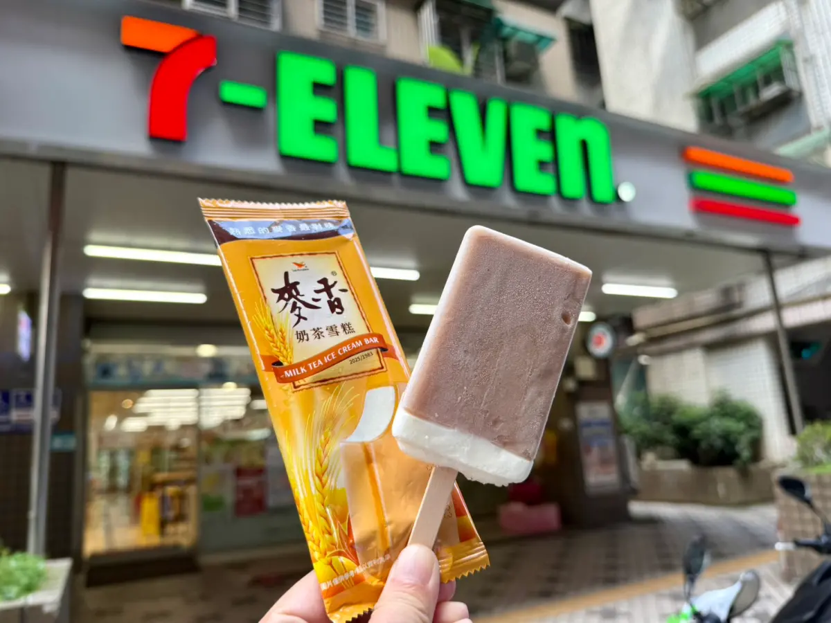 ▲麥香奶茶雪糕哪裡買？7-11全台門市獨賣，兩支特價49元，試吃口感出爐。好康別錯過全家霜淇淋買1送1、賣場冰棒6元。（圖／記者黃韻文攝）