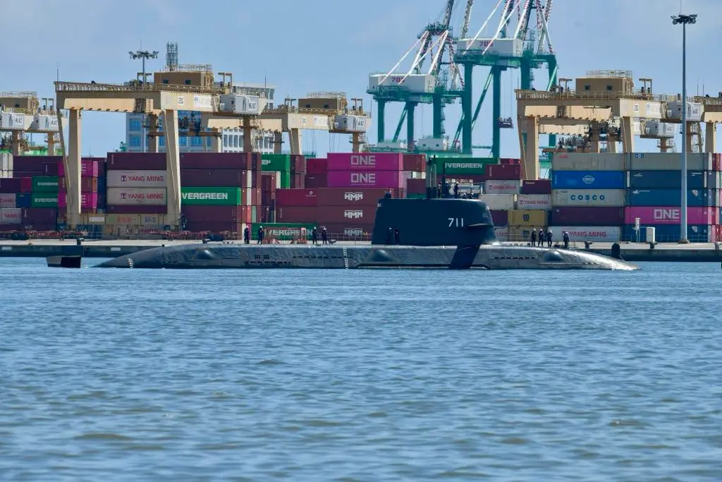 ▲海鯤號潛艦首次離開台船碼頭，在高雄港內以自主動力浮航測試。（圖／IDF經國號粉專授權使用）