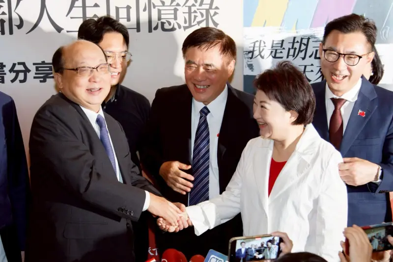 ▲台中市長盧秀燕出席前市長胡志強新書發表會，胡志強直接表態，就是支持盧秀燕選黨主席。（圖／台中市政府提供，2025.06.14）