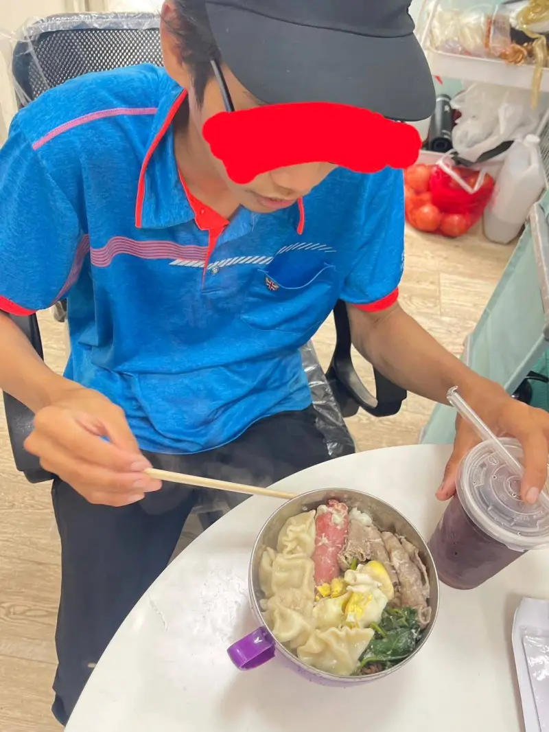 ▲ 21歲黃男流落街頭，不曾去過餐廳，里長蘇乙青帶他去吃飯，黃男總算能飽餐一頓。（圖／里長蘇乙青提供）