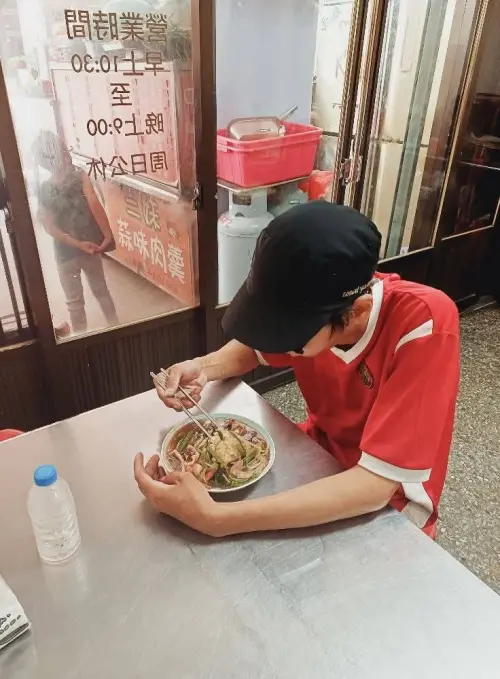 ▲ 21歲黃男流落街頭，不曾去過餐廳，里長蘇乙青帶他去吃飯，黃男總算能飽餐一頓。（圖／里長蘇乙青提供）