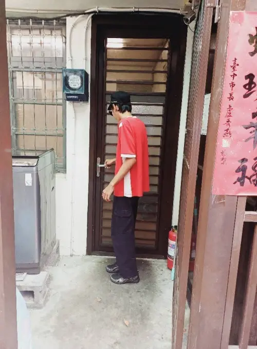 ▲ 21歲黃男流落街頭，社會局將他安置到中途之家。（圖／里長蘇乙青提供）