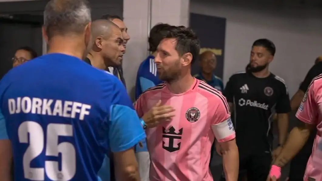 ▲2025年FIFA世俱盃開幕戰，梅西與傳奇球星們的互動成為焦點，他對前皇馬後衛Pepe非常冷漠，意外引發全球球迷對兩人「世仇舊怨」的熱議。（圖／取自DAZN Portugal）