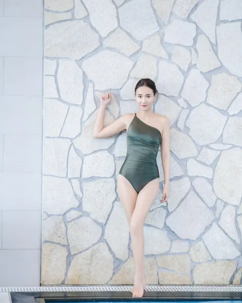 ▲48歲的何妤玟超敢秀身材，在IG上大膽展現鉛筆腿+緊緻腰。（圖／翻攝自何妤玟IG）