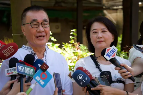 李四川陪王鴻薇掃街遭嗆!簡舒培狠酸:副市長像個助理一樣