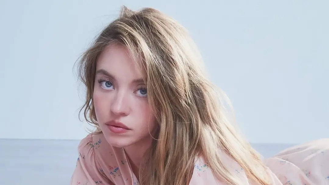 ▲憑藉《高校十八禁》爆紅的好萊塢女星席德妮史威尼（如圖）與香皂品牌推出限量「洗澡水肥皂」，主打含她沐浴過的水，開賣即秒殺，最高轉售價飆破250倍，引發話題與爭議。（圖／翻攝自席德妮IG）