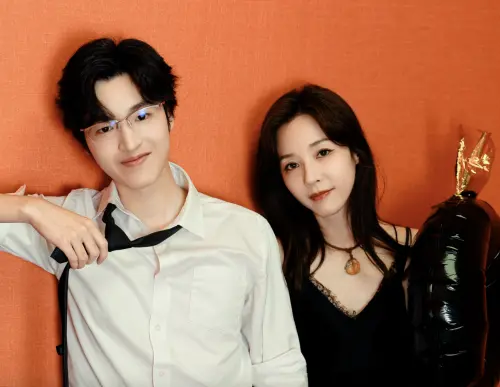 ▲吳佳尼（又）保養得宜，和兒子馬世天在一起像姐弟多過母子。（圖／摘自微博）