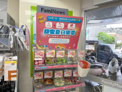 ▲全家便利商店驚見「小豆苗」般的零食糖果貨架。（圖／記者蕭涵云攝）