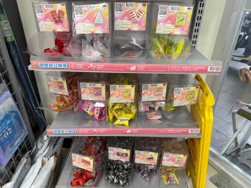 ▲全家便利商店驚見「小豆苗」般的零食糖果貨架。（圖／記者蕭涵云攝）