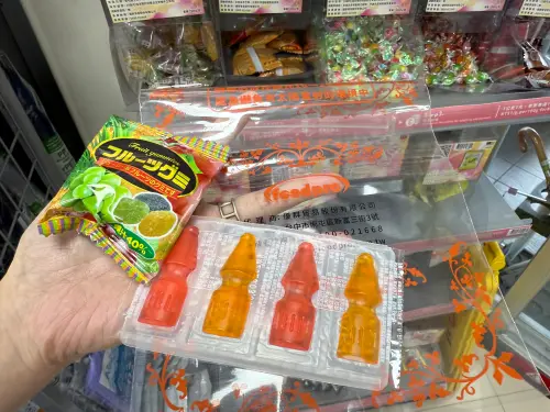 ▲全家便利商店裡，開吃台灣、日本軟糖都能像「小豆苗」一樣，想吃多少拿多少再秤重算錢。（圖／記者蕭涵云攝）
