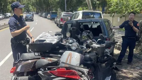 士林連環車禍!小客車失控撞機車再暴衝 波及12輛車、釀2人送醫