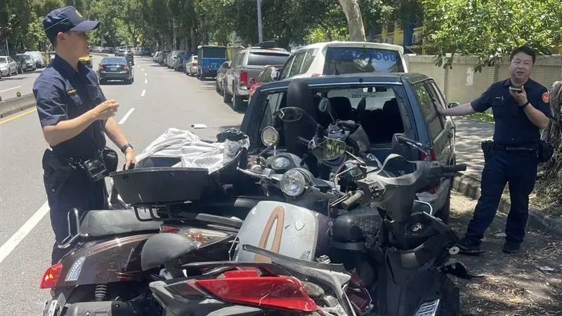 ▲ 台北市士林區15日中午 12 時左右發生汽車連環撞意外，一輛小客車疑似煞車失靈，失控撞上機車和汽車。（圖／翻攝畫面）