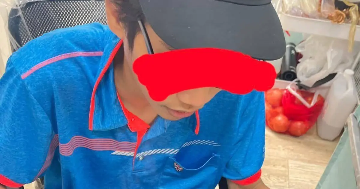 ▲ 21歲黃男流落街頭，不曾去過餐廳，里長蘇乙青帶他去吃飯，黃男總算能飽餐一頓。（圖／里長蘇乙青提供）