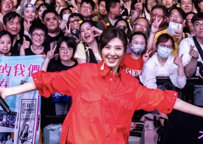 「擋泥板女神」蘇慧倫自嘲：臉都弄髒！送紀念禮喊：擋你心中的泥