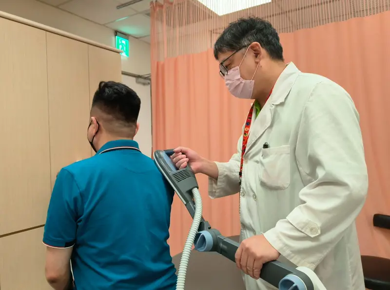 ▲「高強度磁能治療」結合運動訓練，有助復健病人加快恢復活動力。（圖／恩主公醫院提供）