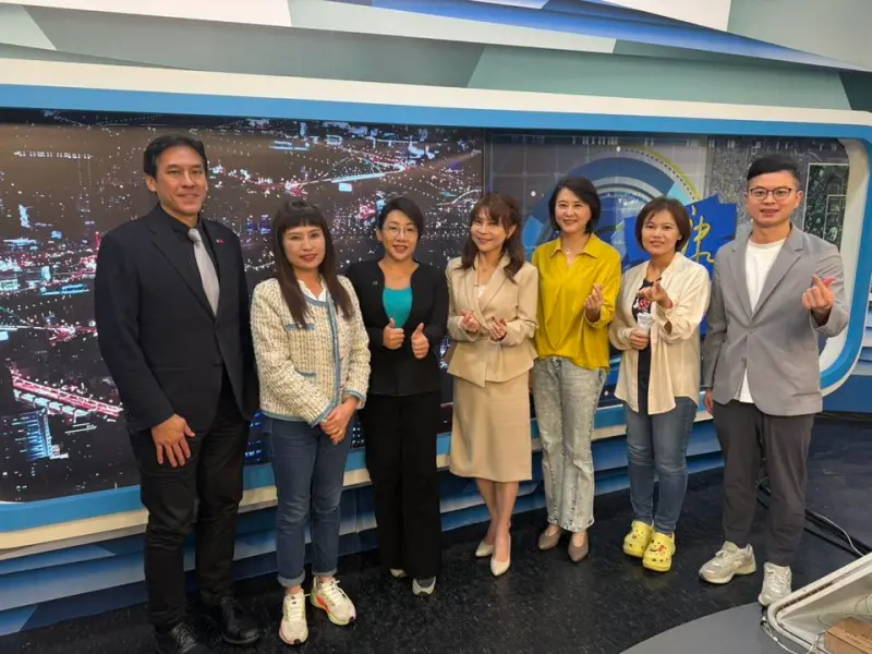 ▲國民黨台北市議員游淑慧因上政論節目,晚出席立委李彥秀的問政說明會,卻遭媒體質疑有政治考量,政論節目主持人錢子秀合照,證明游淑慧所言不假。(圖/翻攝自游淑慧臉書)