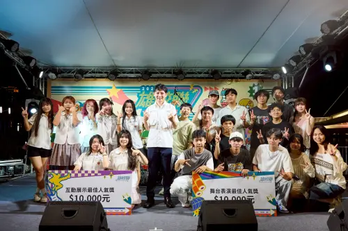 ▲青年局長林楷軒（中）頒發中山大學吉他社（右）與高雄高商韓舞社（左），勇奪贏者全拿社團PK戰最佳人氣獎。（圖／青年局提供）