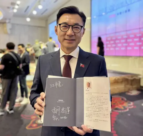 2026台中市長誰當家？胡志強屬意「他」新書簽名特別署名「市長」
