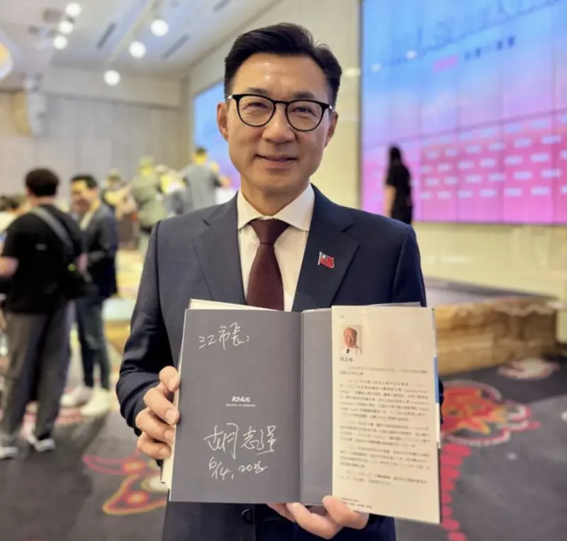 2026台中市長誰當家？胡志強屬意「他」新書簽名特別署名「市長」