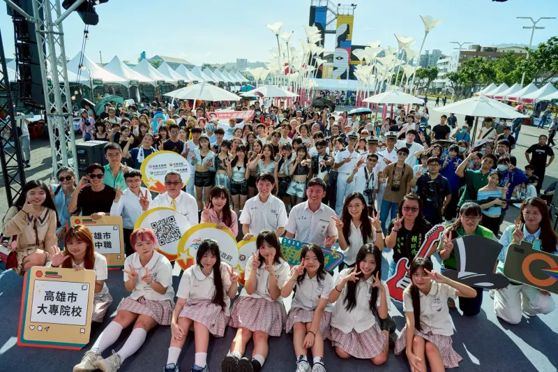 ▲青年局長林楷軒、教育局長吳立森、立法委員黃捷與議員白喬茵，一同出席雄校聯社團成果發表會，並與現場青年學子熱情互動。（圖／青年局提供）