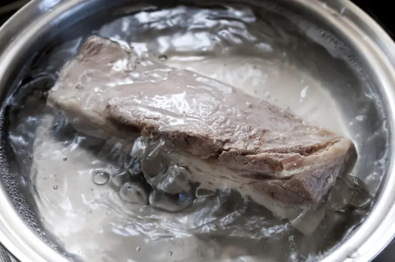生肉用滾水汆燙錯了！血水全鎖裡面　譚敦慈教正確做法：避免污染