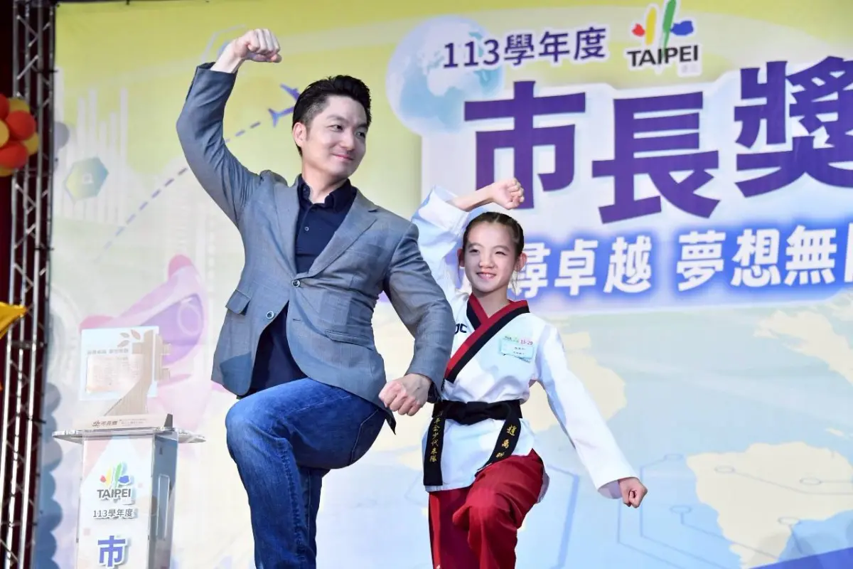 ▲台北市長蔣萬安頒發市長獎，展現「拳腳功夫」與同學開心合影。（圖／台北市政府提供，2025.06.15）