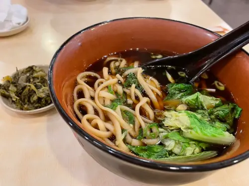三商巧福,牛肉麵,酸菜(圖/記者陳雅雲攝) ▲三商巧福,牛肉麵,酸菜(圖/記者陳雅雲攝)