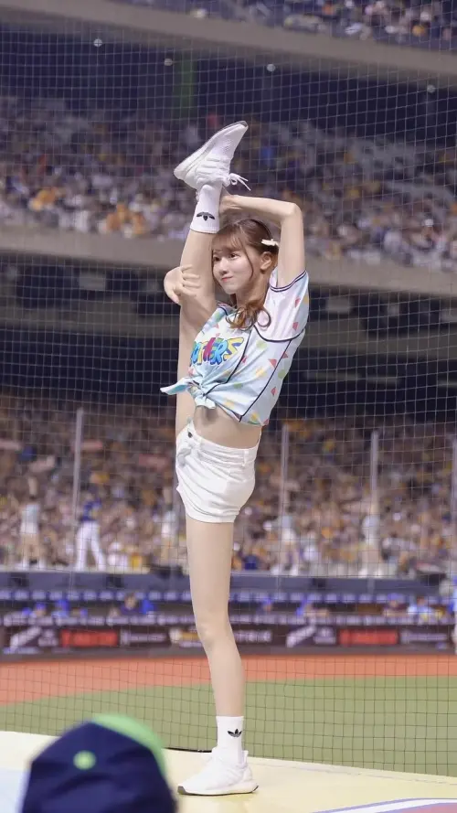 ▲日職啦啦隊「一字馬女王」桃子（如圖）2025年初宣布加盟中信兄弟。（圖／翻攝自桃子IG）